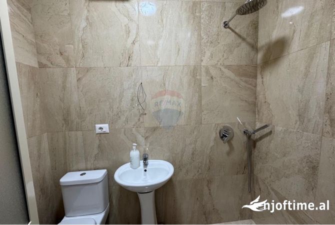 Jepet zyre per qera tek Pallatet Agimi!