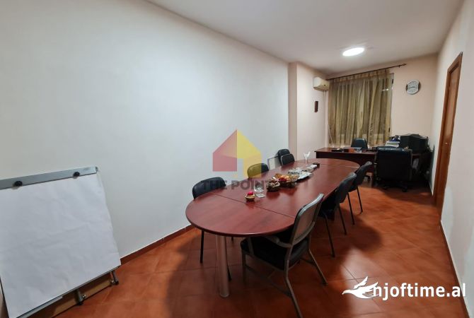 Ambient biznesi me qera 3+1 ne Tirane - 600 Euro