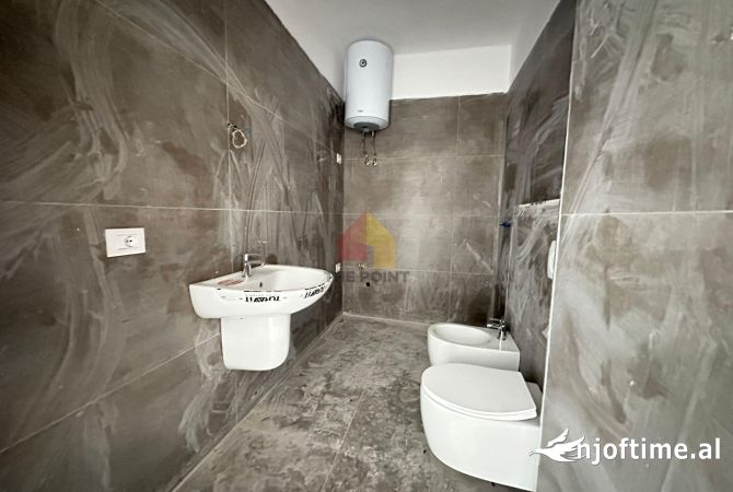 Shtepi ne shitje Apartament ne Tirane, 2+1, Mobilimi Bosh, pa mobiluar, Pagesa 158,000  Euro.