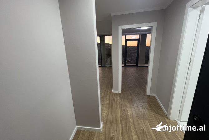 Zyre Moderne ne Rezidencen Lake View, Tirane