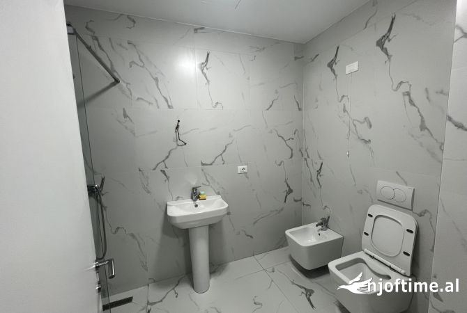 Zyre Moderne ne Rezidencen Lake View, Tirane