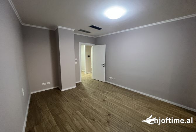 Zyre Moderne ne Rezidencen Lake View, Tirane