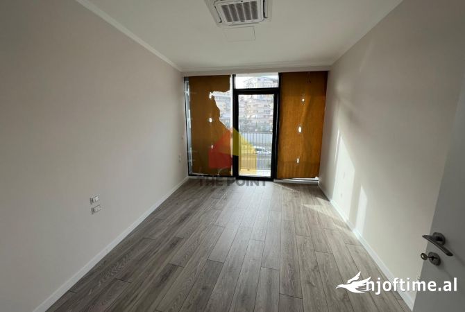 Zyre me Qira ne Rezidencen Lake View