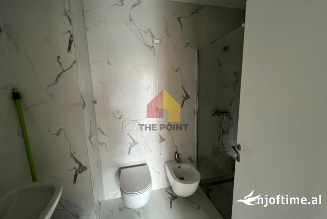 Zyre me Qira ne Rezidencen Lake View