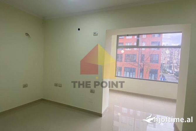 Ambient 60m2 me qera tek rruga Bardhyl