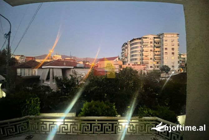 Shtepi me qera Apartament ne Tirane, 3+1, Mobilimi E mobiluar, Pagesa 800  Euro.