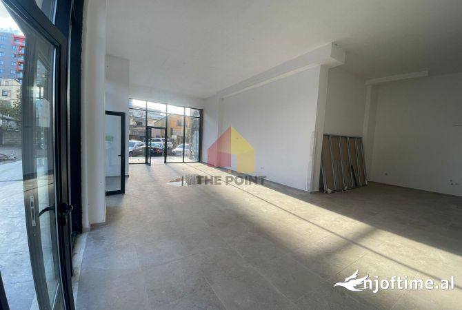 Ambient 100m2 me qera ne nje zone me residenca reja