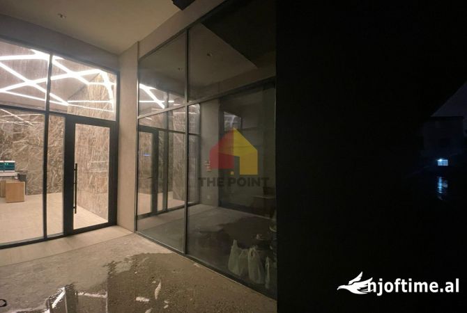 Ambient biznesi 22m2 ngjitur me hyrjen te nje pallati te 2024