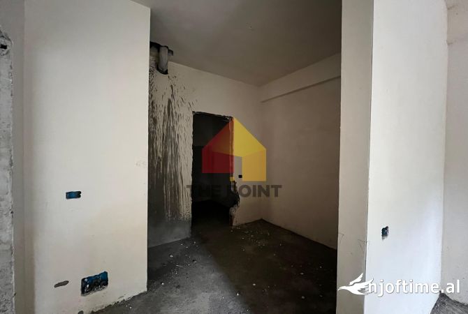 Shtepi ne shitje Apartament ne Tirane, 2+1, Mobilimi Bosh, pa mobiluar, Pagesa 184,000  Euro.