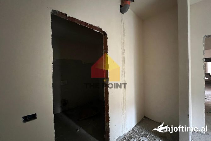 Shtepi ne shitje Apartament ne Tirane, 3+1, Mobilimi Bosh, pa mobiluar, Pagesa 210,000  Euro.