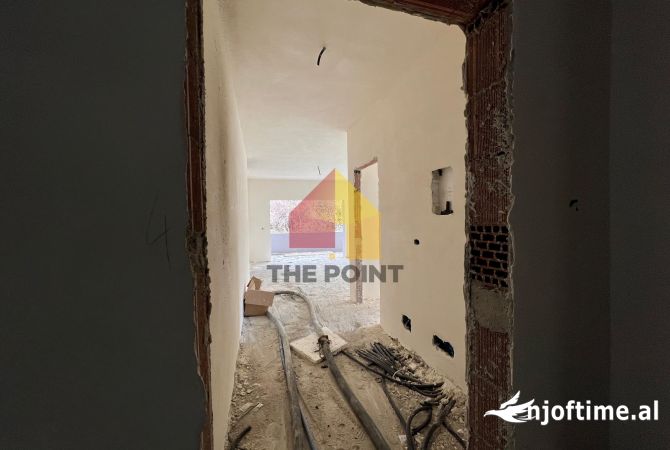 Shtepi ne shitje Apartament ne Tirane, 3+1, Mobilimi Bosh, pa mobiluar, Pagesa 303,000  Euro.