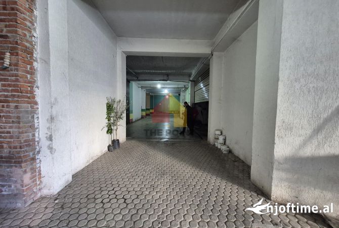Ambient biznesi me qera 4+1 ne Tirane - 1,200 Euro