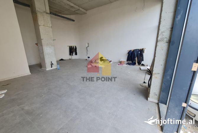 Dyqan ne shitje tek Liqeni i Thate