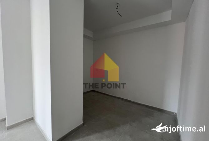 Zyre me Qira, 140m2, ndertim i ri, Gjykata e Rrethit/Rruga Myslym Shyri