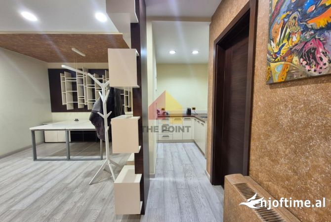 Zyre 30 m2 per qera ne Bllok