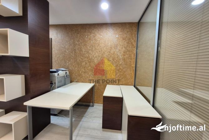 Zyre 30 m2 per qera ne Bllok