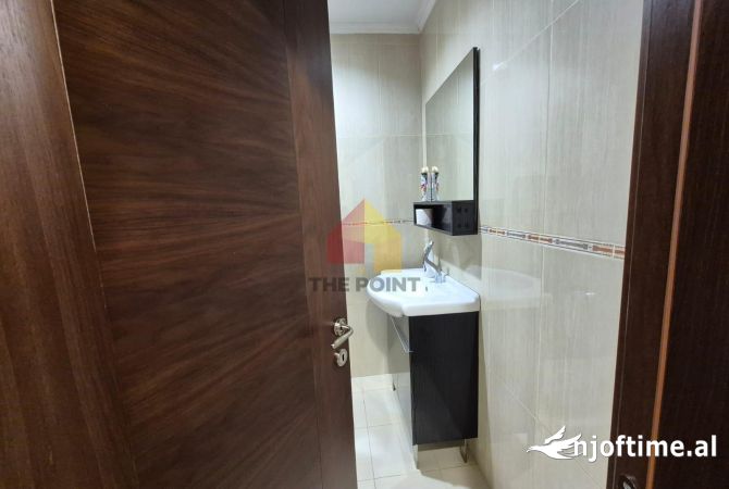 Zyre 30 m2 per qera ne Bllok