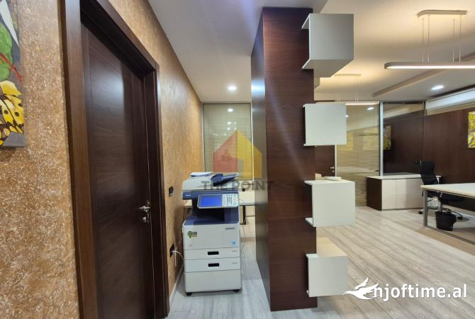 Zyre 30 m2 per qera ne Bllok