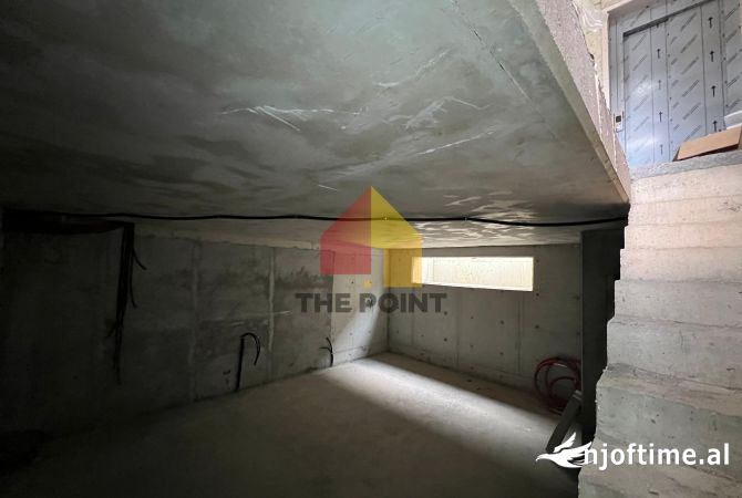 Shtepi ne shitje Vila Luksoze ne Tirane, 3+1, Mobilimi Bosh, pa mobiluar, Pagesa 750,000  Euro.