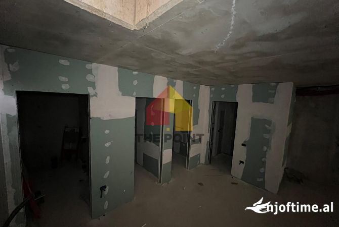 Shtepi ne shitje Vila Luksoze ne Tirane, 3+1, Mobilimi Bosh, pa mobiluar, Pagesa 750,000  Euro.