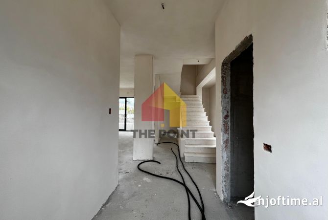 Shtepi ne shitje Vila Luksoze ne Tirane, 3+1, Mobilimi Bosh, pa mobiluar, Pagesa 850,000  Euro.