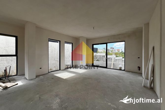 Shtepi ne shitje Vila Luksoze ne Tirane, 3+1, Mobilimi Bosh, pa mobiluar, Pagesa 850,000  Euro.