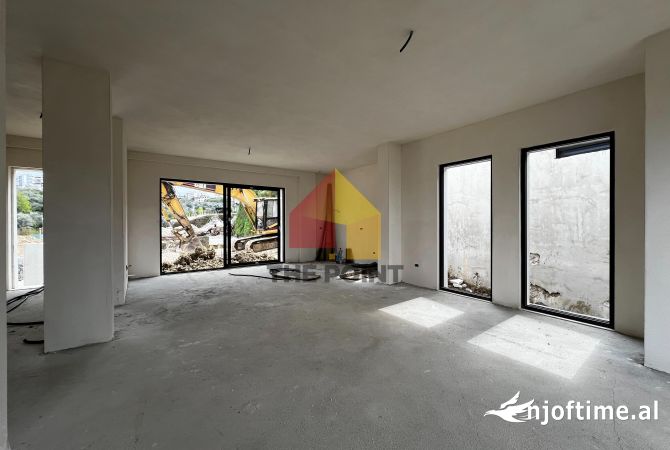 Shtepi ne shitje Vila Luksoze ne Tirane, 3+1, Mobilimi Bosh, pa mobiluar, Pagesa 850,000  Euro.