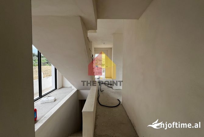 Shtepi ne shitje Vila Luksoze ne Tirane, 3+1, Mobilimi Bosh, pa mobiluar, Pagesa 850,000  Euro.