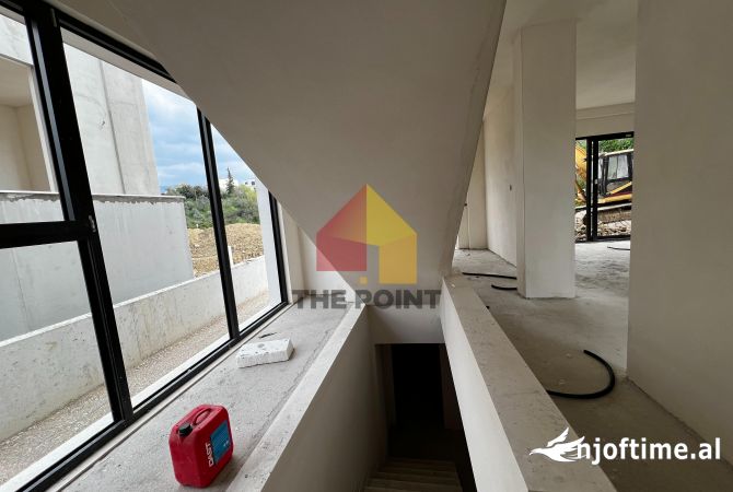 Shtepi ne shitje Vila Luksoze ne Tirane, 3+1, Mobilimi Bosh, pa mobiluar, Pagesa 850,000  Euro.