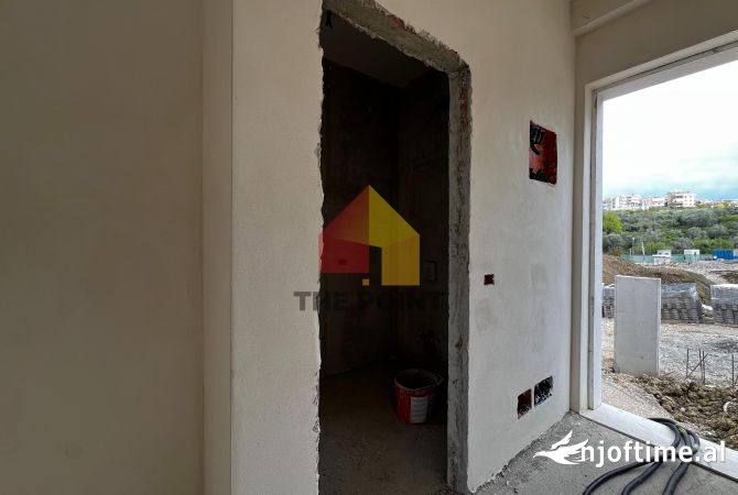 Shtepi ne shitje Vila Luksoze ne Tirane, 3+1, Mobilimi Bosh, pa mobiluar, Pagesa 850,000  Euro.