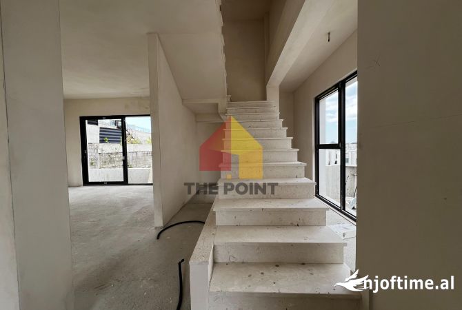 Shtepi ne shitje Vila Luksoze ne Tirane, 3+1, Mobilimi Bosh, pa mobiluar, Pagesa 850,000  Euro.