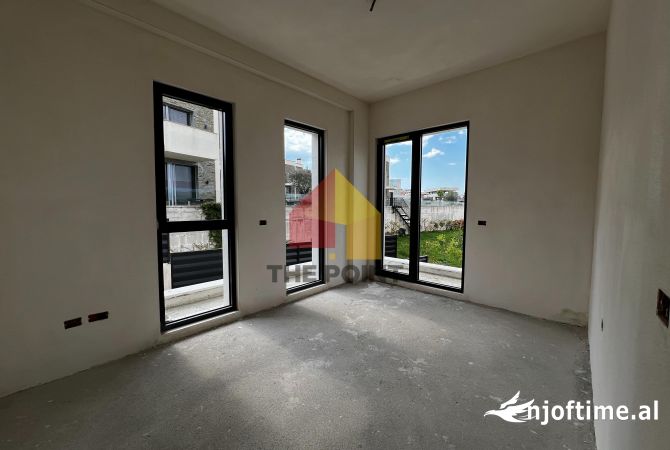 Shtepi ne shitje Vila Luksoze ne Tirane, 3+1, Mobilimi Bosh, pa mobiluar, Pagesa 850,000  Euro.