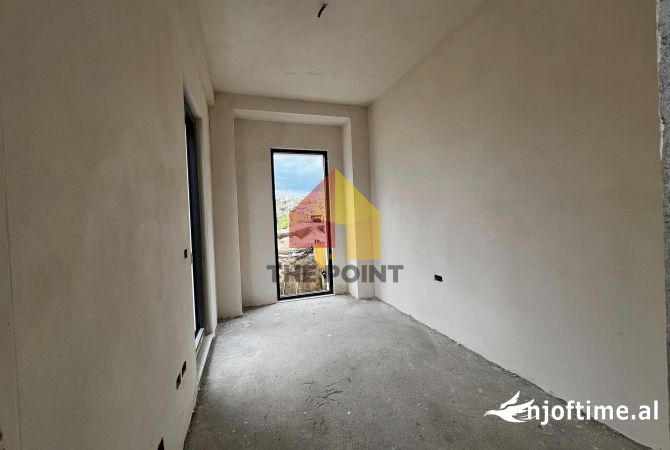 Shtepi ne shitje Vila Luksoze ne Tirane, 3+1, Mobilimi Bosh, pa mobiluar, Pagesa 850,000  Euro.