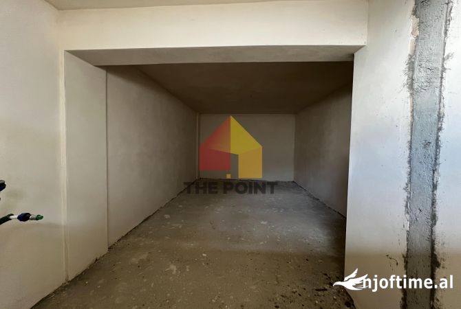 Shtepi ne shitje Vila Luksoze ne Tirane, 3+1, Mobilimi Bosh, pa mobiluar, Pagesa 850,000  Euro.