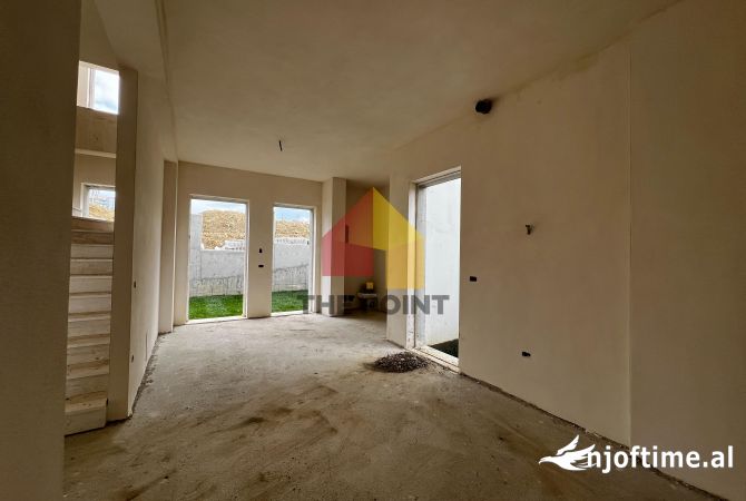 Shtepi ne shitje Vila Luksoze ne Tirane, 3+1, Mobilimi Bosh, pa mobiluar, Pagesa 700,000  Euro.