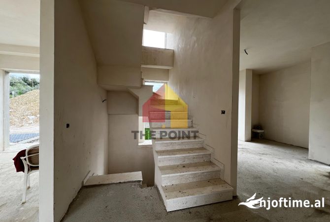 Shtepi ne shitje Vila Luksoze ne Tirane, 3+1, Mobilimi Bosh, pa mobiluar, Pagesa 700,000  Euro.