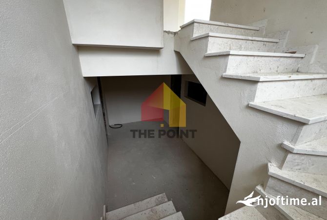 Shtepi ne shitje Vila Luksoze ne Tirane, 3+1, Mobilimi Bosh, pa mobiluar, Pagesa 700,000  Euro.