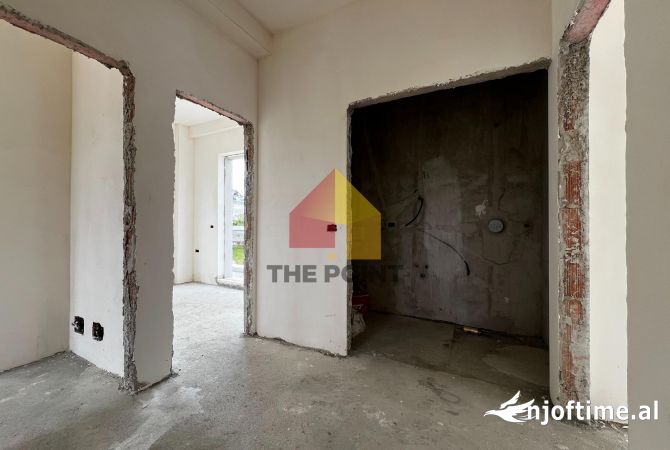 Shtepi ne shitje Vila Luksoze ne Tirane, 3+1, Mobilimi Bosh, pa mobiluar, Pagesa 600,000  Euro.