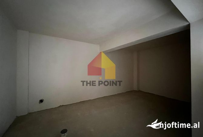 Shtepi ne shitje Vila Luksoze ne Tirane, 3+1, Mobilimi Bosh, pa mobiluar, Pagesa 600,000  Euro.