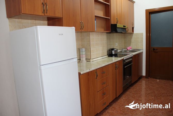 Shtepi me qera Apartament ne Tirane, 1+1, Mobilimi E mobiluar, Pagesa 150  Euro.