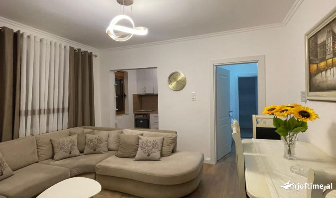 Shtepi me qera Apartament ne Tirane, 3+1, Mobilimi E mobiluar, Pagesa 700  Euro.
