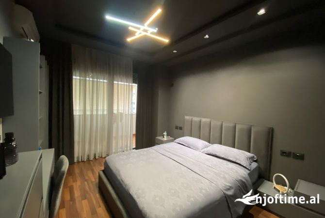 Shtepi ne shitje Apartament ne Tirane, 2+1, Mobilimi E mobiluar, Pagesa 160,000  Euro.