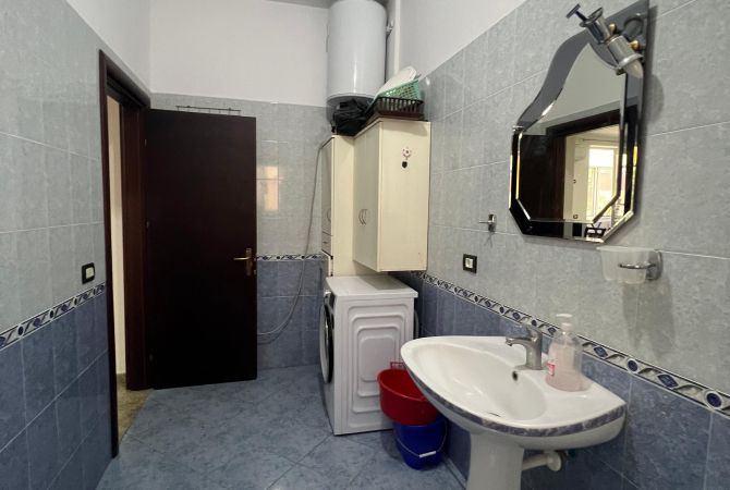 Shtepi me qera Apartament ne Tirane, 3+1, Mobilimi E mobiluar, Pagesa 650  Euro.