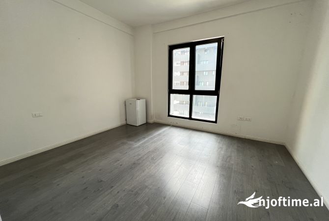 Ambient biznesi me qera 3+1 ne Tirane - 1,200 Euro