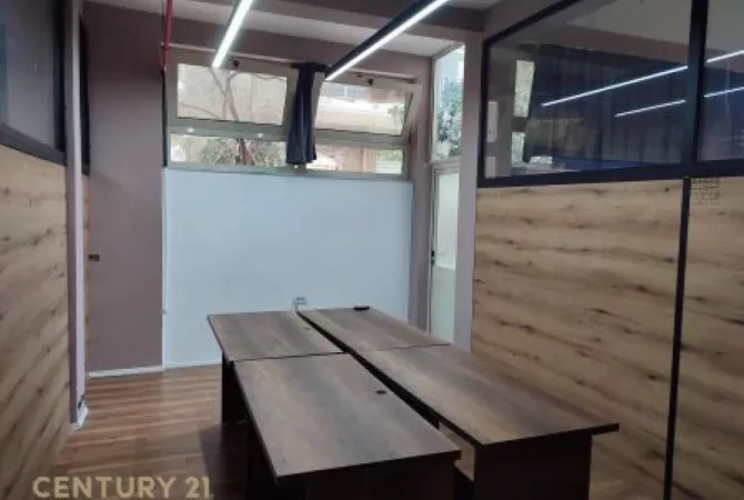 Ambiente Commerciale in Affitto 3+1 a Tirana - 2,800 Euro