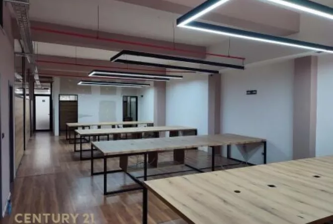 Ambiente Commerciale in Affitto 3+1 a Tirana - 2,800 Euro