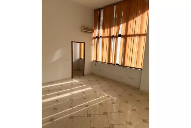 PER SHITJE, NJESI 240 M2 PRANE MINISTRISE SE JASHTME !