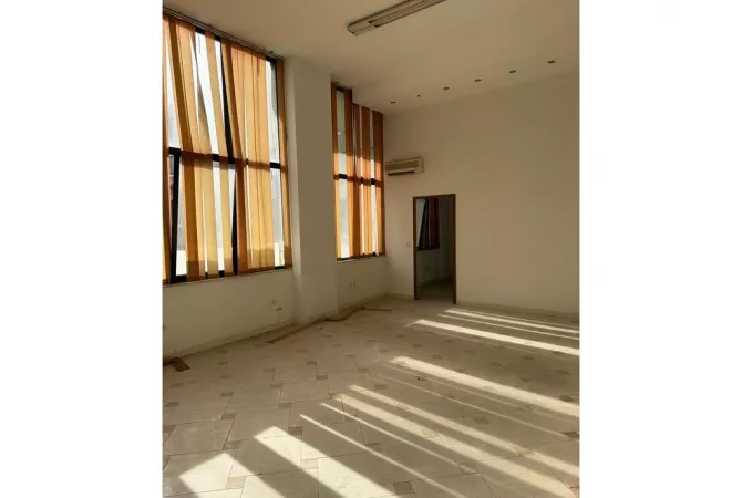 PER SHITJE, NJESI 240 M2 PRANE MINISTRISE SE JASHTME !