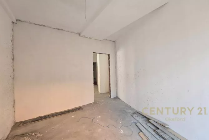Shtepi ne shitje Apartament ne Tirane, 1+1, Mobilimi Bosh, pa mobiluar, Pagesa 150,000  Euro.