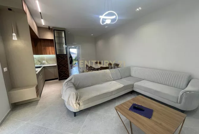 Shtepi me qera Vila Luksoze ne Tirane, 2+1, Mobilimi E mobiluar, Pagesa 1,200  Euro.